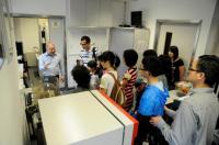 醫學院校友們於羅桂祥綜合生物醫學大樓內的中心實驗室內參觀